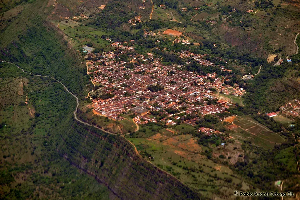 Vista aérea de Barichara sobre la meseta al borde del cañón