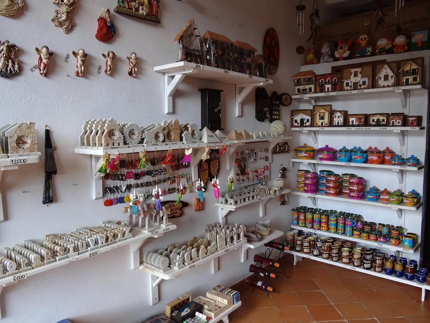 Puesto de artesanías en una calle de Barichara