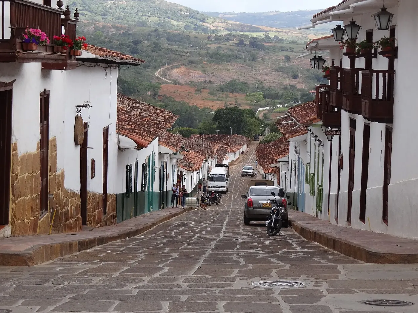 Calle empedrada en pendiente en el centro de Barichara