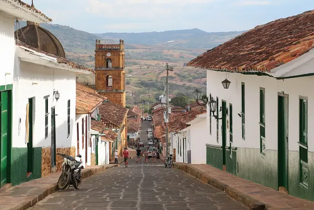 Calle 5 de Barichara, empedrada y con casas blancas de puertas de colores