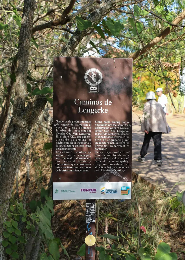 Tramo empedrado del Camino Real de Barichara a Guane entre muros de piedra