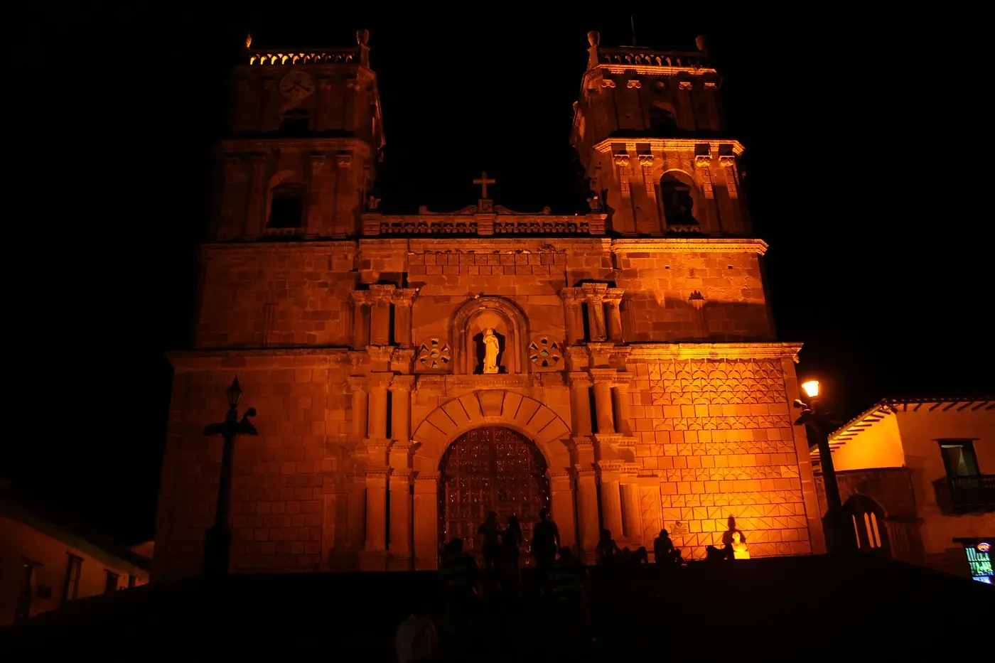 La catedral de Barichara iluminada de noche