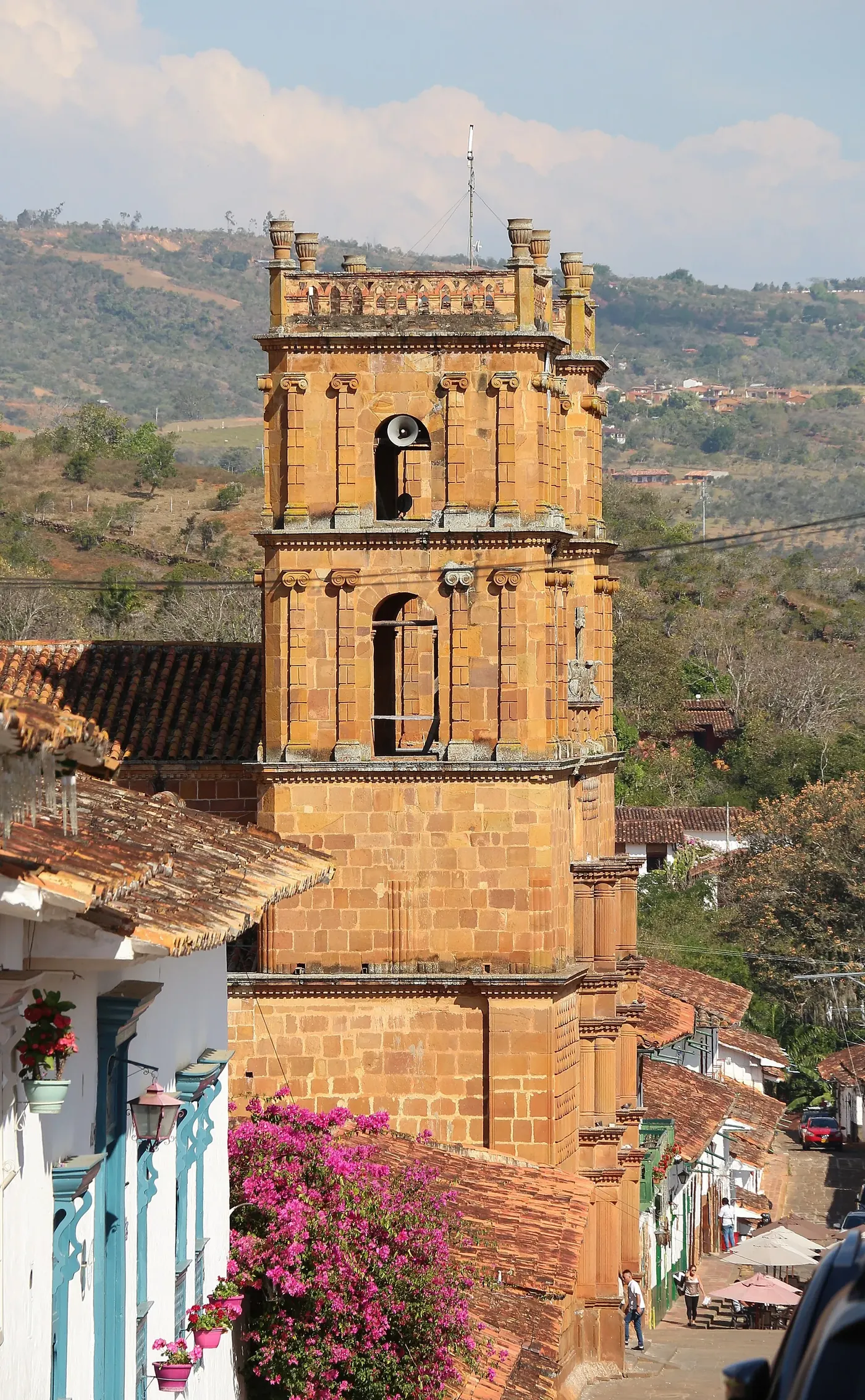 Fachada de piedra amarilla de la catedral de la Inmaculada Concepción de Barichara