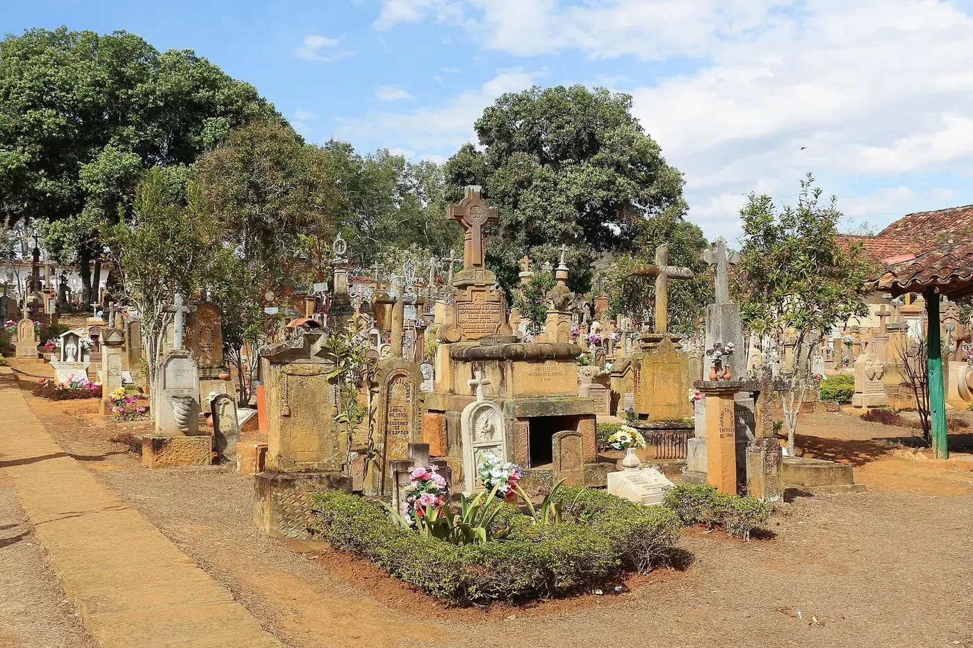 Pasillo del cementerio de Barichara con muros y lápidas de piedra
