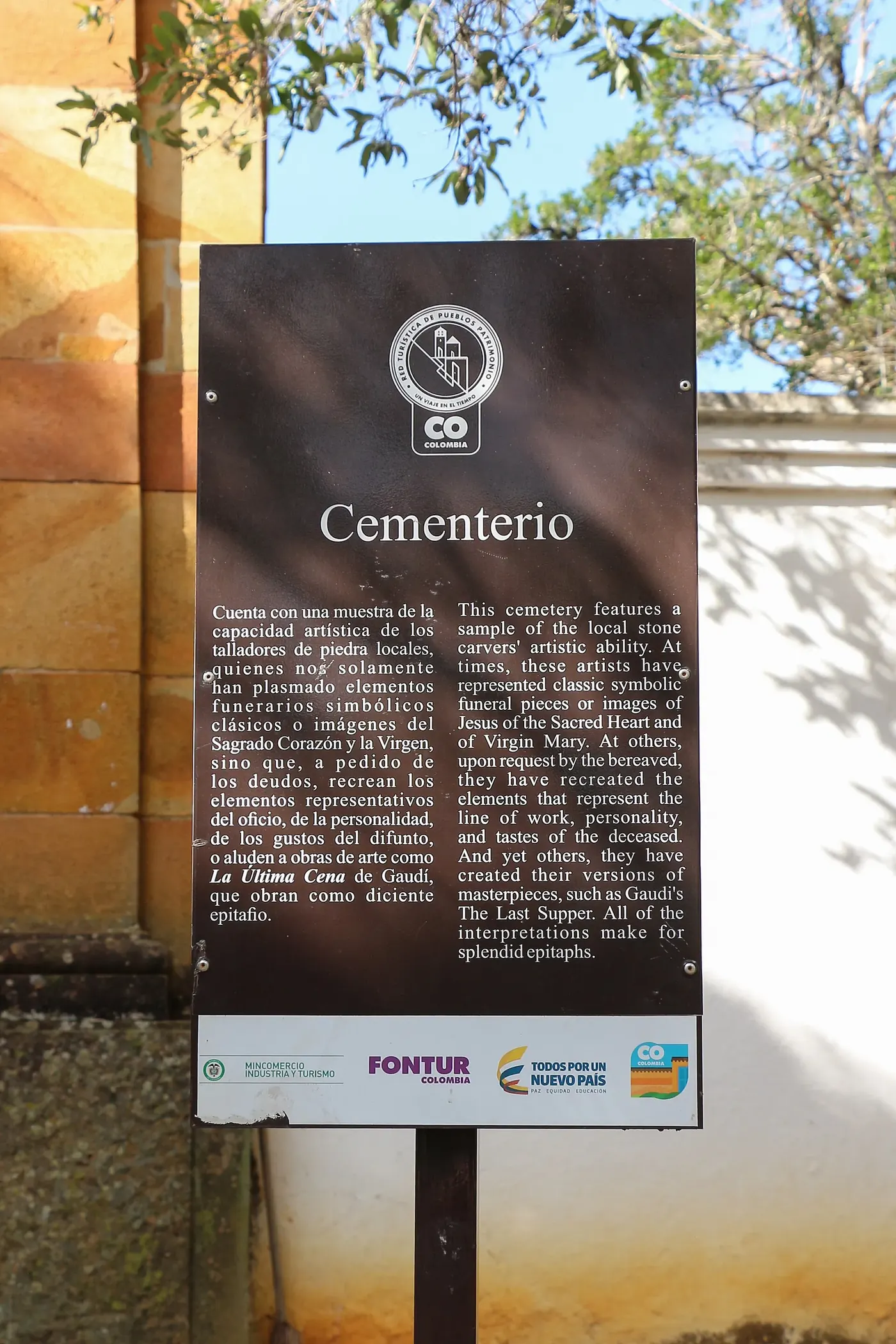 Tumbas talladas en piedra en el cementerio de Barichara