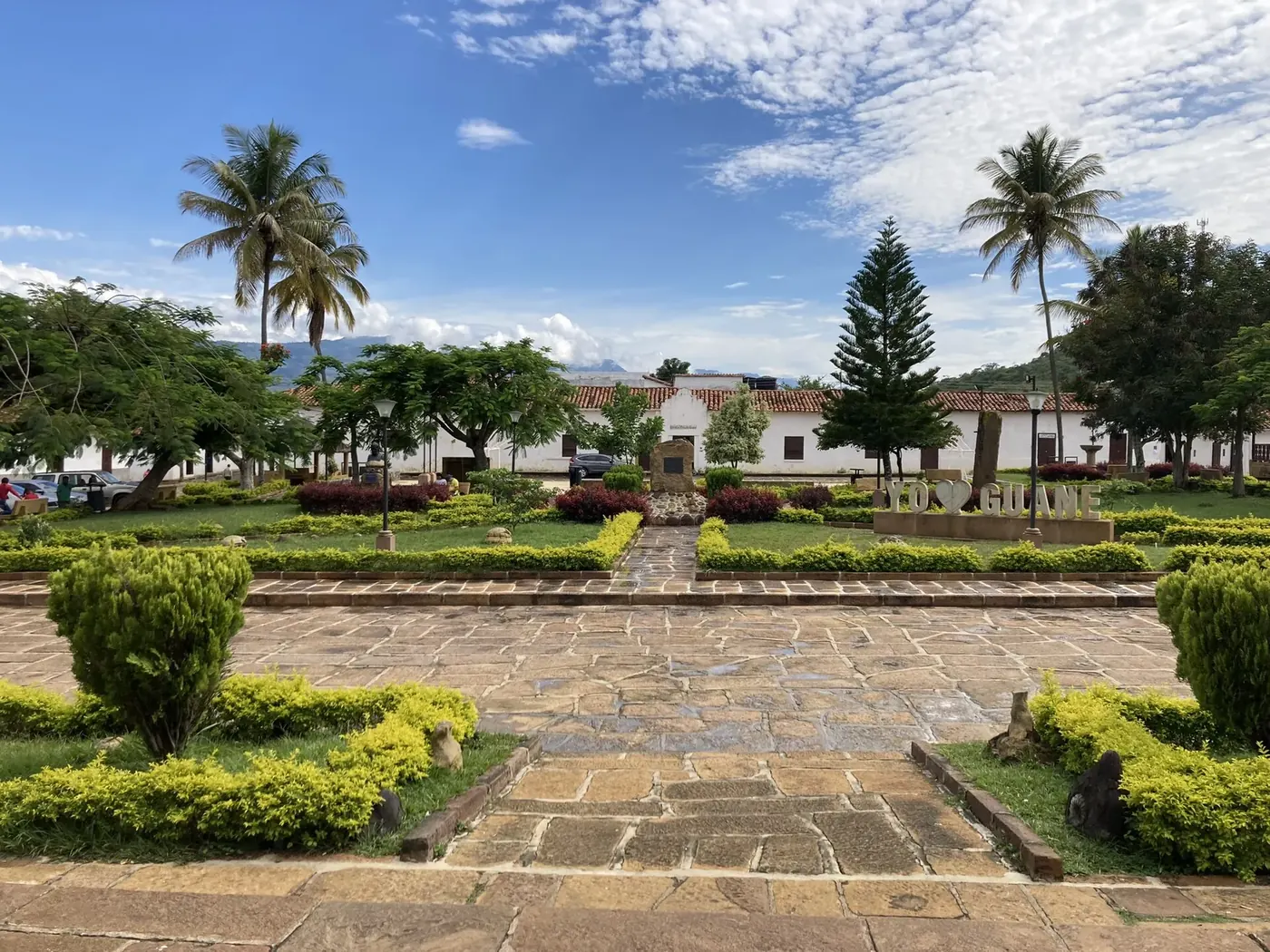 Parque principal de Guane con la iglesia de Santa Lucía