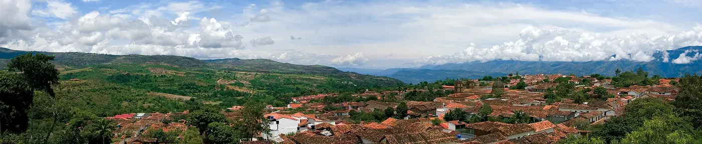Panorámica de Barichara con tejados de barro y la catedral de piedra al fondo