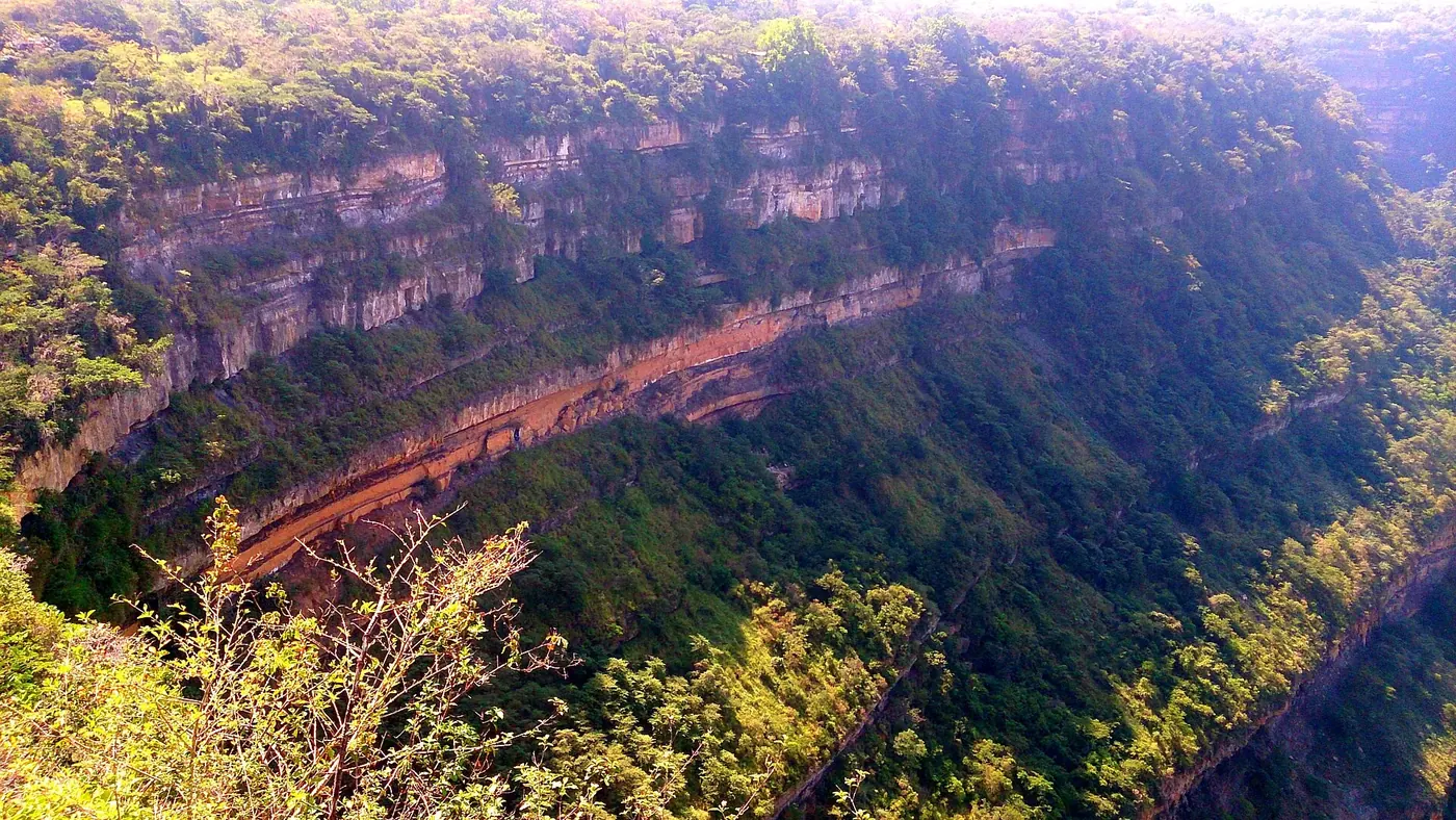 Borde rocoso del Salto del Mico con el valle al fondo